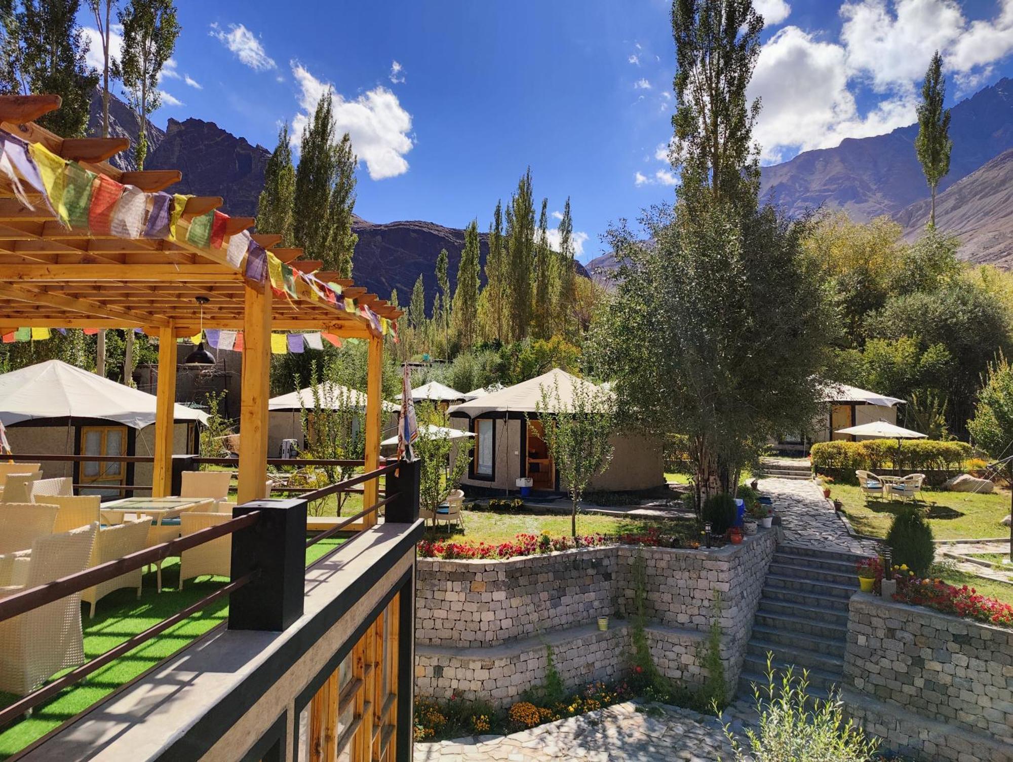 Mystique Meadows Earth Homes Hundar Buitenkant foto